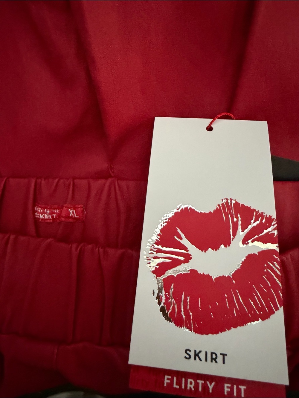 Red Pleated Mini Skirt with Lip Print Tag - Picture 4 of 6